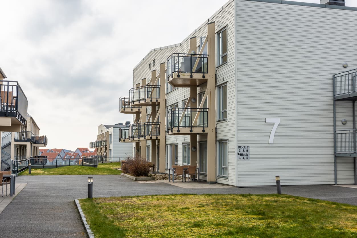 Boligblokk med balkonger og skiltet blokknummer 7, typisk bebyggelse hvor korttidsutleie i sameie kan skape strid mellom naboer og seksjonseiere.
