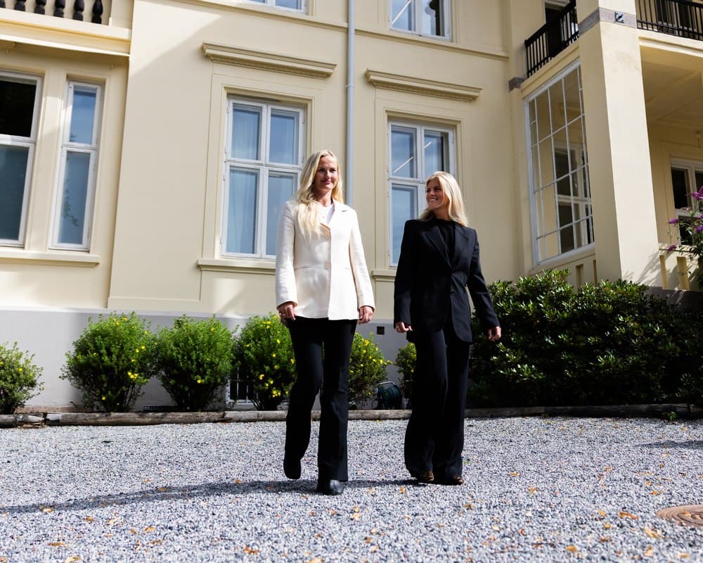 Stina Louise Rygg og Helene Jameson Skrede utenfor kontoret
